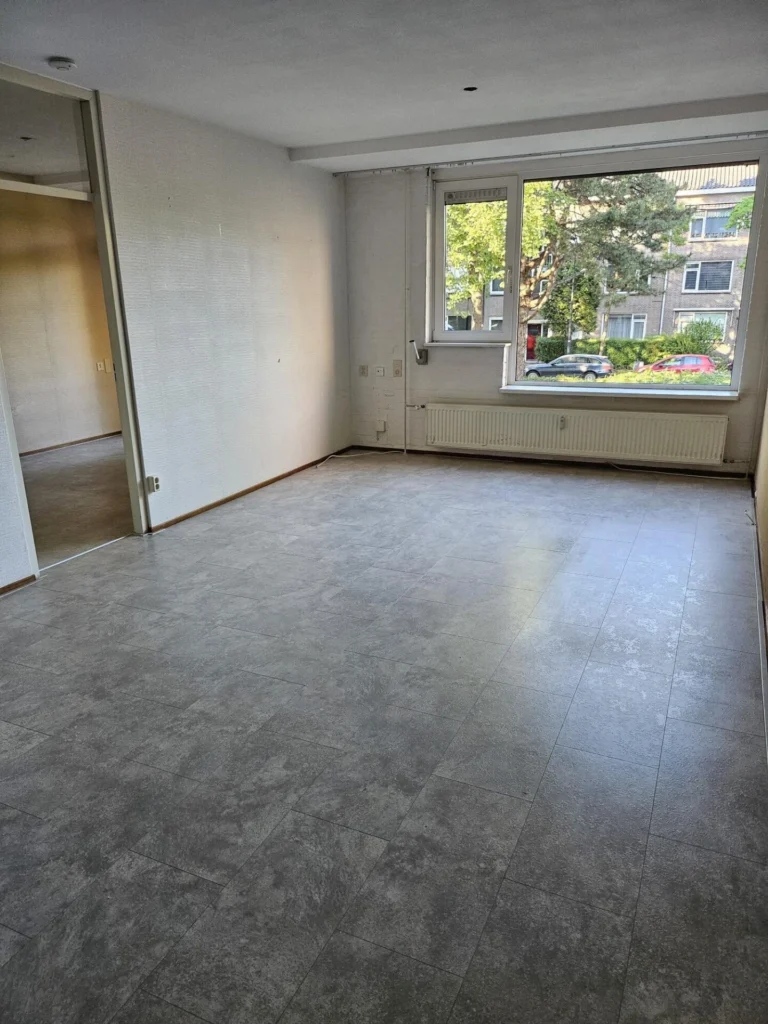 Woningontruiming den haag, volle woonkamer vol spullen